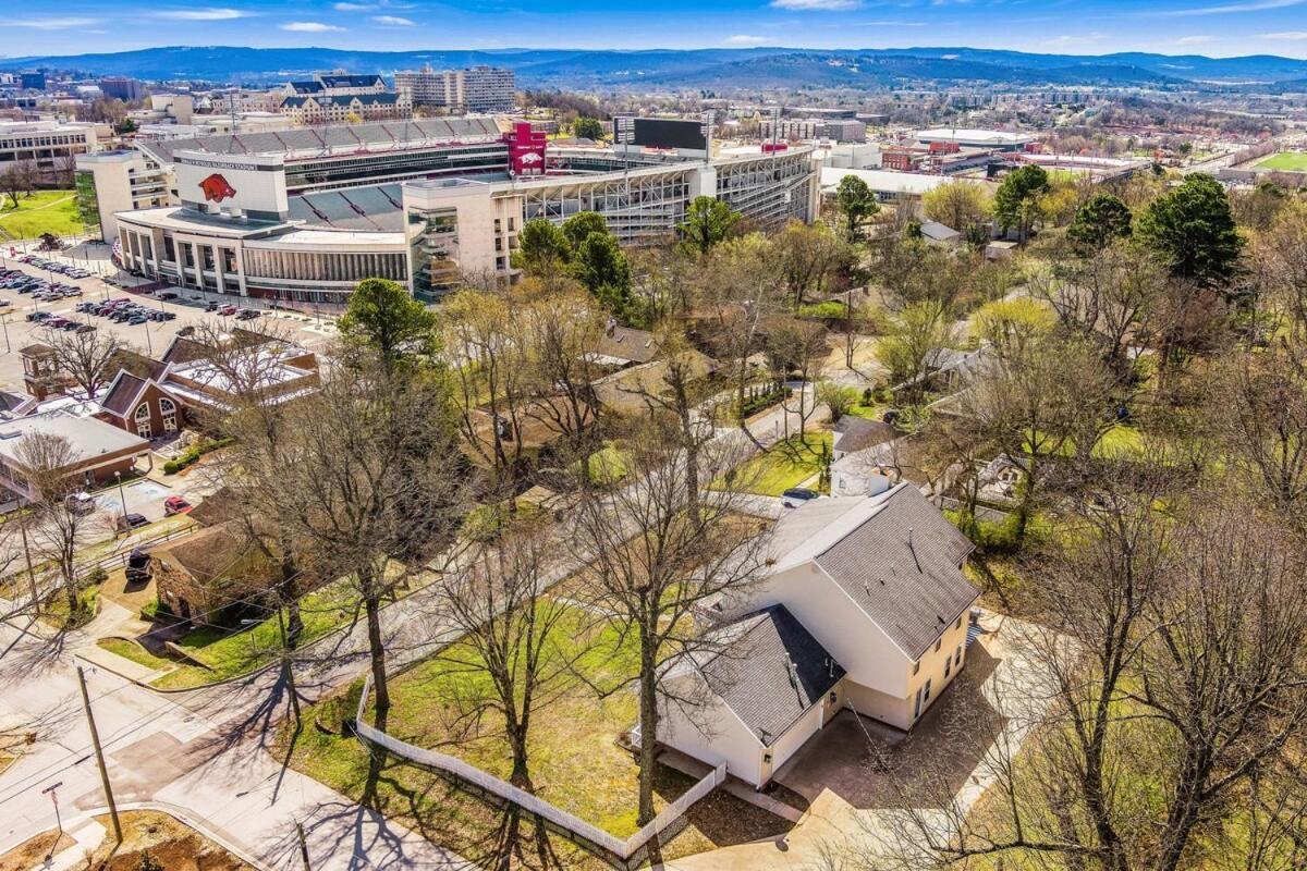 Pig Sooie Porch-Steps To Razorback Stadium-U Of A Villa Fayetteville Exterior photo